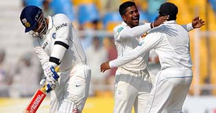 India fight to save Test after Sri Lanka blitz